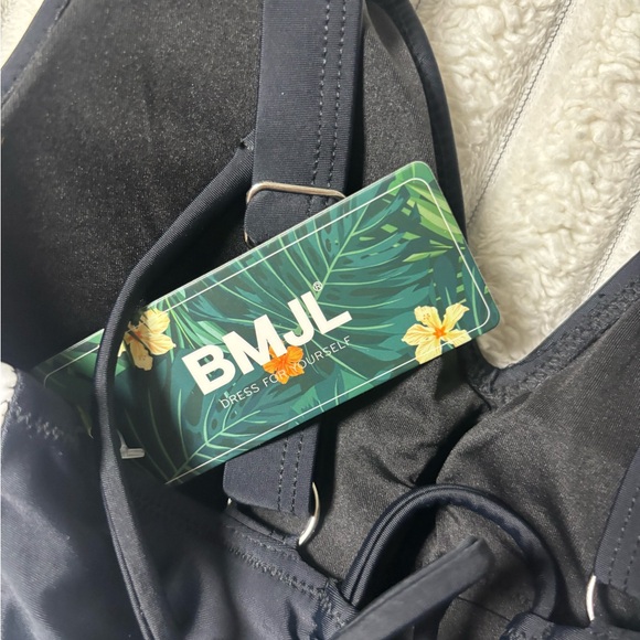 Chic Black and White Women's One-Piece Swimsuit - Picture 2 of 9